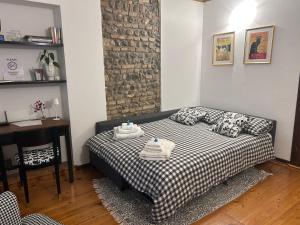a bedroom with a bed and a desk and a table at Petite Maison Wellness Palmanova in Palmanova