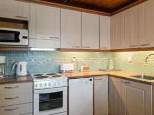 Kuchyň nebo kuchyňský kout v ubytování Holiday Home Joutsenlahti by Interhome