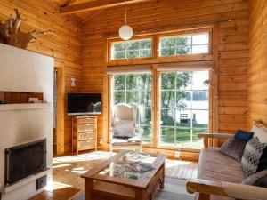 TV a/nebo společenská místnost v ubytování Holiday Home Hämeenhelmi by Interhome