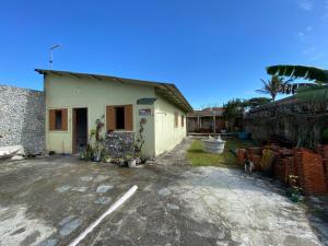 un edificio con un parcheggio antistante di Casa para família e amigos na praia a Pontal do Paraná