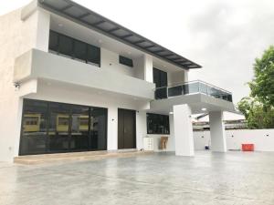 a large white house with a balcony at BigLanded House NR Penang Hill & Kek Lok Si Temple in Ayer Itam