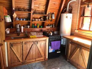 Køkken eller tekøkken på Inigualable Cabaña a orillas del Lago Hermoso + 48 billeder