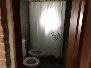 Et badeværelse på Inigualable Cabaña a orillas del Lago Hermoso