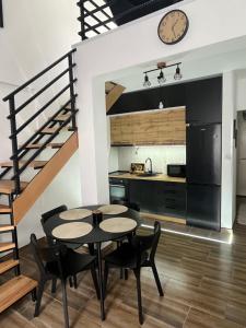 Η κουζίνα ή μικρή κουζίνα στο Central Duplex Apartment