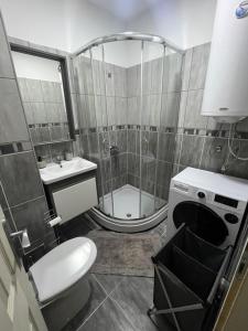 Ένα μπάνιο στο Central Duplex Apartment