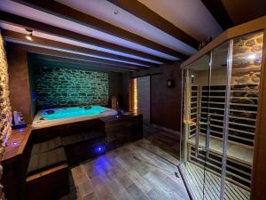 un bagno con vasca e doccia in vetro di Domaine de Vandenesse Et Spa a Vandenesse-en-Auxois Altre 67 foto
