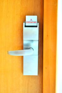 a door handle with a security sign on it at Hotel Executivo in Araguaína