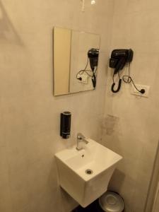 Ένα μπάνιο στο Thavika Silverwoods Residence