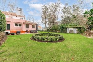Taman di luar A Fairytale House