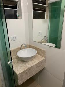 un bagno con lavandino e specchio di Casa no Perequê a 300 metros da praia - Espaço inteiro a Ilhabela Altre 13 foto