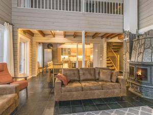 ein Wohnzimmer mit Couch und Kamin in der Unterkunft Holiday Home Uulanlinna a- paritalo by Interhome in Hyrynsalmi