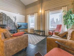 ein Wohnzimmer mit Sofas und einem Flachbildfernseher in der Unterkunft Holiday Home Uulanlinna a- paritalo by Interhome in Hyrynsalmi