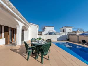 Bazén v ubytovaní Holiday Home Cala by Interhome alebo v jeho blízkosti