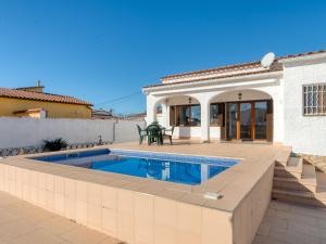 Bazén v ubytovaní Holiday Home Cala by Interhome alebo v jeho blízkosti