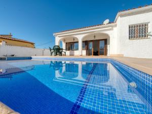 Bazén v ubytovaní Holiday Home Cala by Interhome alebo v jeho blízkosti