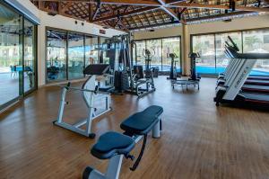 a gym with treadmills and machines in a room at VG Sun Cumbuco Térreo WiFi Ar Cond 4 Pessoas in Paracumbuca