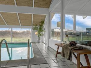 Bazén v ubytování Holiday Home Crista - 500m from the sea by Interhome nebo v jeho okolí