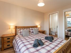 Ένα ή περισσότερα κρεβάτια σε δωμάτιο στο Apartment The Bruach by Interhome