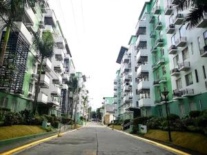 une rue vide en face de grands immeubles d'appartements dans l'établissement HOMEY STAYCATION WITH PARKING near Diliman, Katipunan, Commonwealth, à Manille