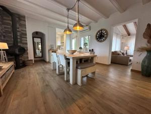 a kitchen and living room with a table and chairs at Casa Luna Javea in El Tosalet