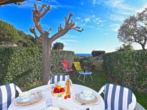 Holiday Home Village Cap Estérel - Le Hameau-36 by Interhome في Drammont: طاولة بها صحون طعام وشجرة