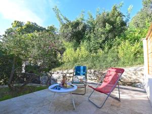 Holiday Home Village Cap Estérel - Le Hameau-36 by Interhome في Drammont: كرسيين وطاولة على الفناء