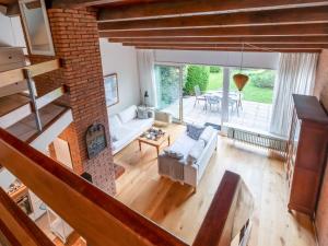 an overhead view of a living room with a fireplace at Holiday Home Zonnehof Nieuwvliet-Bad by Interhome in Nieuwvliet-Bad