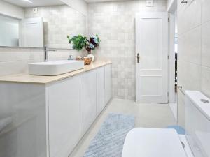 un bagno bianco con lavandino e WC di Apartment Praia Rocha River-Sea a Portimão Altre 23 foto