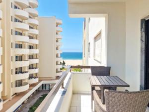 un balcone con sedie e vista sull'oceano di Apartment Praia Rocha River-Sea a Portimão