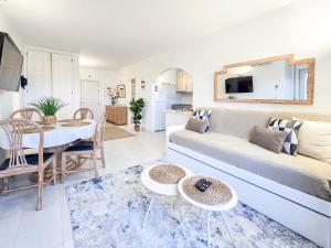 un soggiorno con un divano e un tavolo di Apartment Praia Rocha River-Sea a Portimão