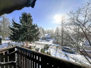 einen Balkon mit Blick auf einen schneebedeckten Hof in der Unterkunft Holiday Home Knusperhaus Gretel by Interhome in Frankenau