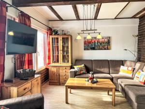 ein Wohnzimmer mit Sofa und Fernseher in der Unterkunft Holiday Home Knusperhaus Gretel by Interhome in Frankenau + 35 Fotos