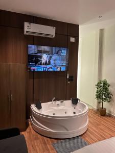 Imagen de la galería de غرفة فندقية فاخرة بجاكوزي بالقرب من بوليفارد قباء, en Medina 6 fotos más