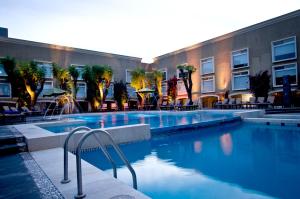 Bazén v ubytování Plaza Camelinas Hotel nebo v jeho okolí