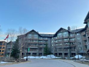 ein großes Wohnhaus mit einer Straße davor in der Unterkunft Ski In Ski Out Stowe Studio at Spruce Peak in Stowe
