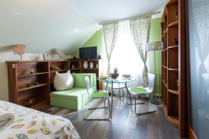 A bed or beds in a room at Balaton Fantasy Villa Még 37 kép