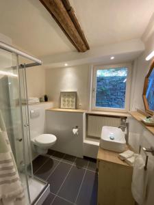 Koupelna v ubytování Landhaus Wahmbeck + 24 fotografií