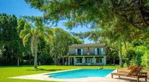 a house with a swimming pool in front of a house at Casa Quinta Matilda Gon in Chascomús