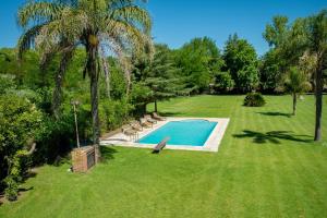an overhead view of a swimming pool in a yard at Casa Quinta Matilda Gon in Chascomús
