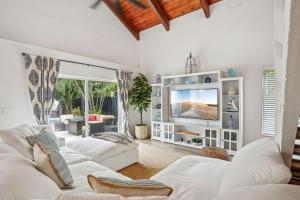 デルレイビーチにあるDazzling Delrayのリビングルーム(白いソファ、テレビ付)