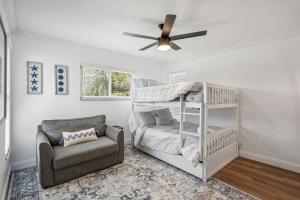 デルレイビーチにあるDazzling Delrayの二段ベッドと椅子のある寝室 +11枚の写真