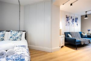 a bedroom with a bed and a blue chair at Modern Studio APT - 20 Min Walk to Ha penny Bridge in Dublin