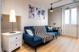 a living room with a blue couch and a table at Modern Studio APT - 20 Min Walk to Ha penny Bridge in Dublin