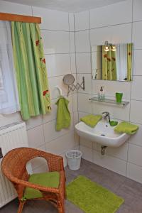 A bathroom at Gästehaus Landgraf