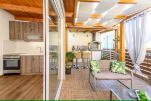 Kuchyň nebo kuchyňský kout v ubytování Sunny Luxury Apartment's