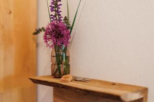 a vase of purple flowers sitting on a table at Ferienhof Sonnengarten in Gunzenhausen