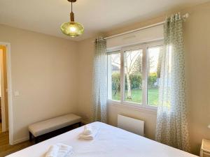 Postel nebo postele na pokoji v ubytování La Maison des Vignes de Cernay