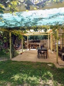a patio with a table under a pergola at Habitación en Casa Las Dos Nenas in Río Ceballos