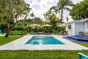 Бассейн в Stunning 8 bedroom Villa with Pool Basketball Pickleball BBQ Mini-golf and more или поблизости