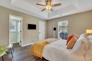 Кровать или кровати в номере Cozy Retreat near Savannah